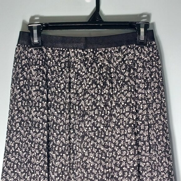 Womens Midi Skirt Size Medium Pleated Black Floral Dark Cottage Boho Western - Picture 2 of 8